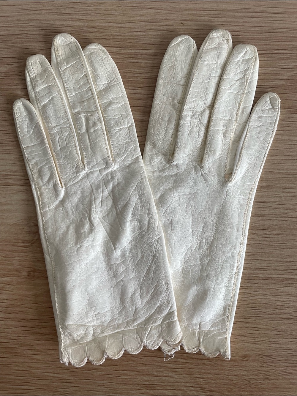 Vintage leather gloves silk lined 60s Sanger Harris cream bridal scalloped - Picture 2 of 7